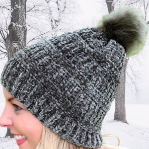 ON THE SLOPES Pom Pom Chenille BEANIE Gray